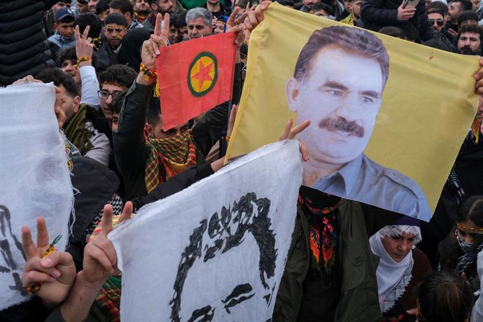 Archivo - Pancartas con la imagen del encarcelado líder del Partido de los Trabajadores del Kurdistán (PKK), Abdulá Ocalan, durante la celebración del Noruz en marzo de 2025 en Diyarbakir, Turquía (archivo)