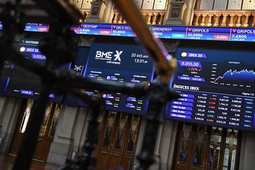 Archivo - Un panel del Ibex 35, en el Palacio de la Bolsa, a 20 de octubre de 2023, en Madrid (España)