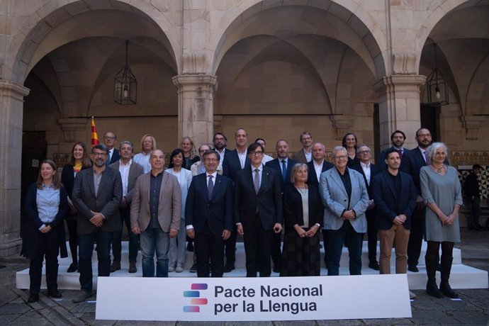 Foto de família a la signatura del Pacte Nacional per la Llengua