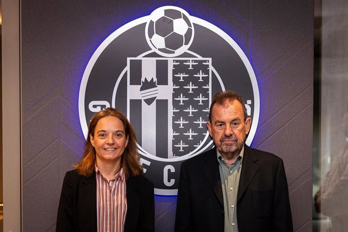 Sara Hernández, alcaldesa de Getafe, junto a Ángel Torres, presidente del Getafe CF