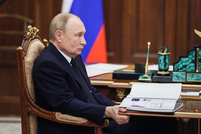 RÚSSIA, MOSCOU - 12 DE MAIO DE 2025: O presidente da Rússia, Vladimir Putin, observa durante uma reunião com o governador da região de Ivanovo, Stanislav Voskresensky, no Kremlin de Moscou