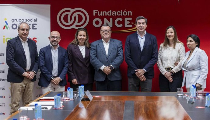 Foto de famillia del acuerdo entre Fundación ONCE y Fundación Legálitas