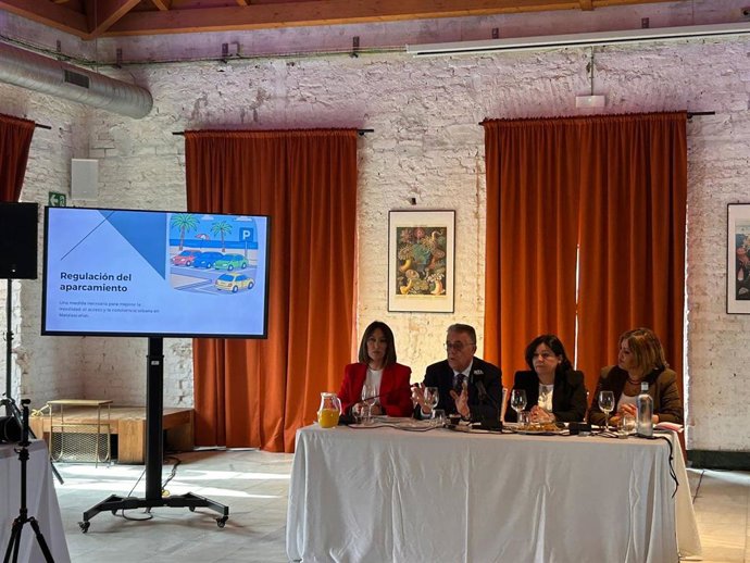 El alcalde de Almonte, Francisco Bella, en el desayuno informativo con los medios este martes junto a parte de su equipo de Gobierno.