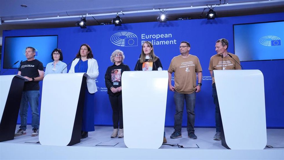 La Presidenta Asociación Víctimes DANA 29 Octubre, Mariló Gradolí, la de la Associació Víctimes Mortals DANA 29-O, Rosa María Álvarez, y el de la Associació Damnificats DANA Horta Sud Valncia, Christian Lesaec, en rueda de prensa en el Parlamento Europ