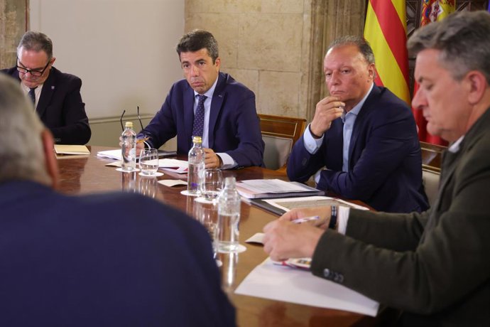 El president de la Generalitat, Carlos Mazón, (E) s'ha reunit amb el president de la CEV, Salvador Navarro.