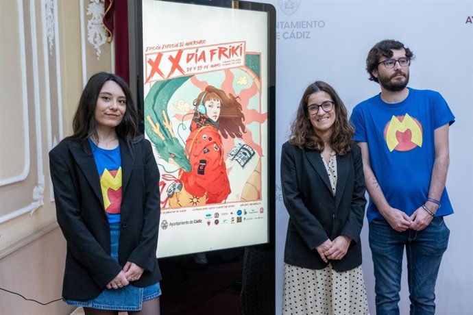 La concejala de Juventud e Infancia en el Ayuntamiento de Cádiz, Gloria Bazán, y Julia Sánchez y David Caramés, de la Asociación Milenaria, presentan el Día Friki.