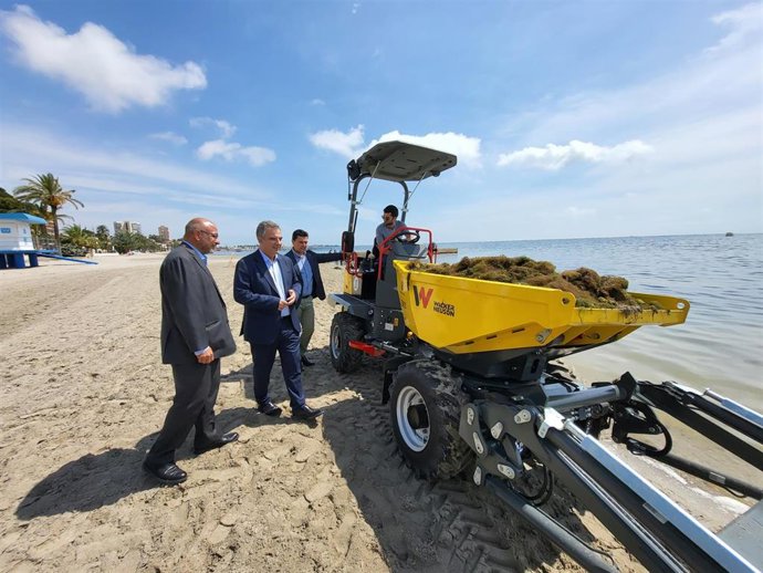 El consejero de Medio Ambiente, Universidades, Investigación y Mar Menor, Juan María Vázquez, junto con el alcalde de San Javier, José Miguel Luengo, visita a las brigadas de recogida de biomasa en el Mar Menor.