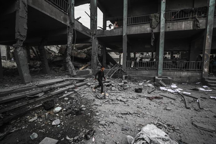 GAZA, 12 de maio de 2025 -- Palestinos inspecionam uma escola danificada após um ataque aéreo israelense no campo de refugiados de Jabalia, no norte da Faixa de Gaza, em 12 de maio de 2025.