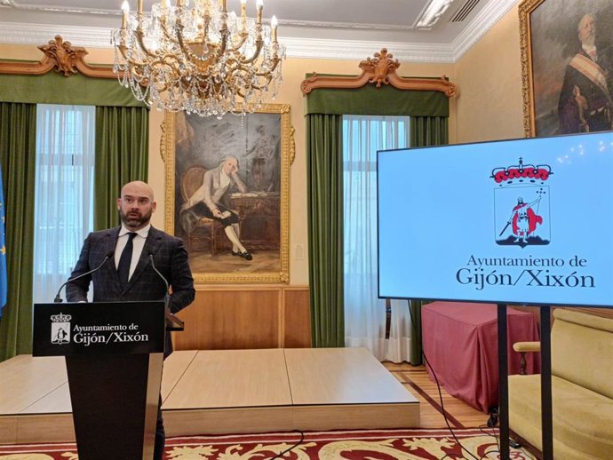 El portavoz de la Junta de Gobierno local, Jesús Martínez Salvador, en rueda de prensa en el Consistorio gijonés.