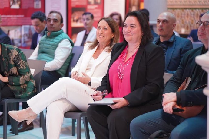 La rectora de la Universidad San Jorge, Silvia Carrascal, y Maite Arcos, directora general de la Fundación Empresa, Seguridad y Sociedad Digital .