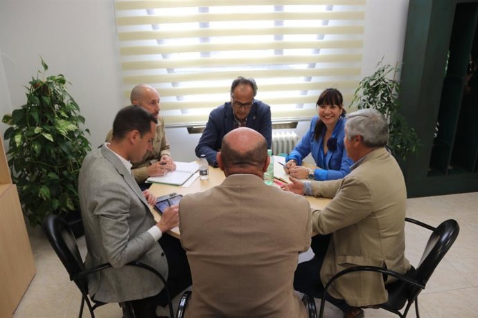 La secretaria de Agricultura del PSOE-A, Victoria Fernández, en su reunión con Oleocampo