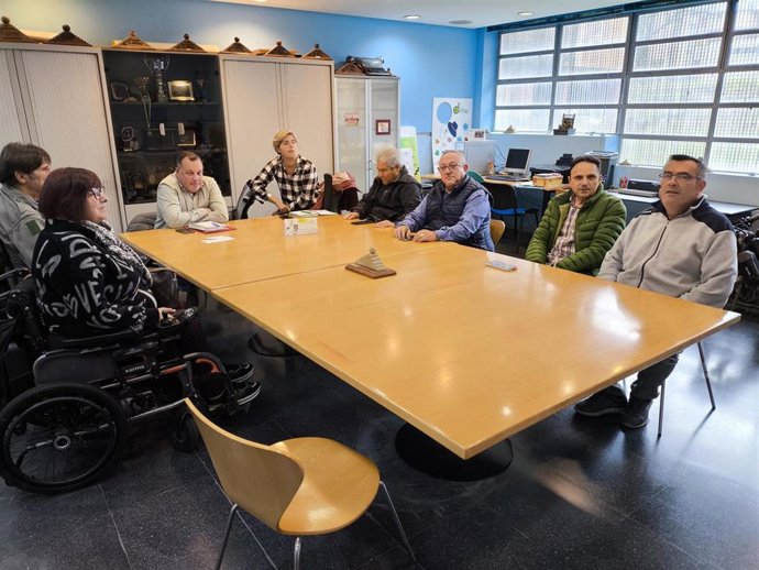 El concejal de Movilidad y Servicios Urbanos, Pelayo García, ha mantenido a primeras horas de la tarde una reunión con representantes de la asociación de Discapacitados Físicos de Avilés y Comarca DIFAC, y responsables de los taxis adaptados.