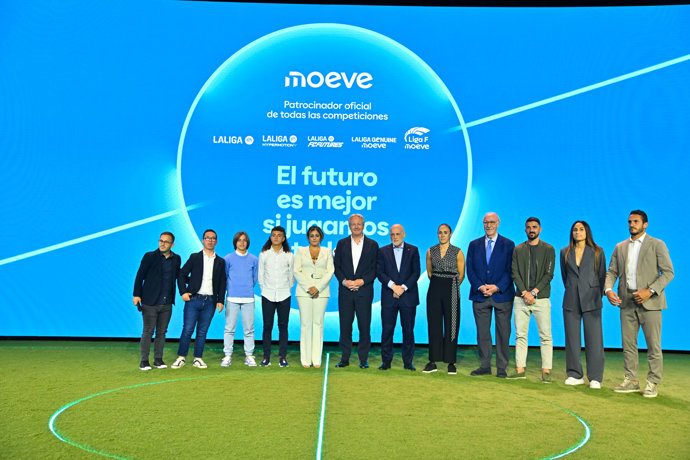 La presidenta de Liga F, Beatriz Álvarez, el presidente de LaLiga, Javier Tebas, y el CEO de Moeve -antigua Cepsa-, Maarten Wetselaar, y otros representantes del fútbol.