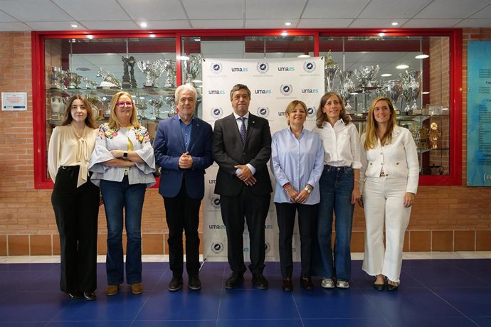 La presentación la ha presidido el rector de la UMA, Teodomiro López, junto a las vicerrectoras María José Berlanga y Susana Cabrera, el jefe del Servicio de Oncología del Clínico, Emilio Alba, y la doctora Bella Isabel Pajares, que coordina el programa