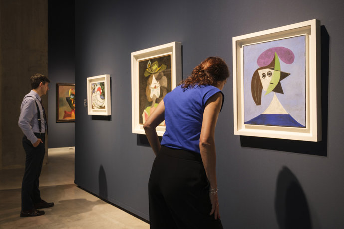 Visitantes de la muestra 'Arte y naturaleza. Un siglo de biomorfismo' que ha abierto sus puertas en la sede de CaixaForum.