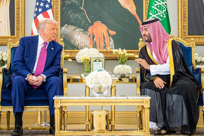13 de maio de 2025, Arábia Saudita, Riad: O príncipe herdeiro saudita Mohammed bin Salman (à direita) conversa com o presidente dos EUA, Donald Trump, no Terminal Real do Aeroporto Internacional King Khalid, em Riad. Foto: -/Saudi Press Agency/dpa