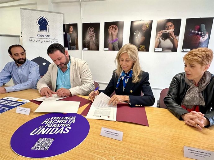 La subdelegada del Gobierno en Huelva, María José Rico, y el presidente de Codenaf (Cooperación y Desarrollo con el Norte de África), Adel Baba El Mokhtari, han firmado un convenio de colaboración para su adhesión a la red de Puntos Violeta.