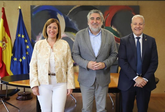 De izda a dcha: Cristina Laborda, José Manuel Rodríguez Uribes y Francisco V.Blázquez