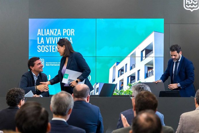 La alcaldesa de San Fernando, Patricia Cavada, en un encuentro sobre vivienda con promotores inmobiliarios