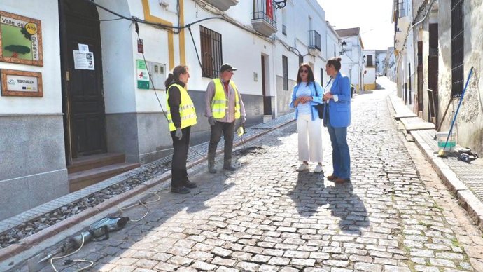 Raquel López (dcha.), junto a Silvia Mellado, en su visita a Fuente Obejuna.