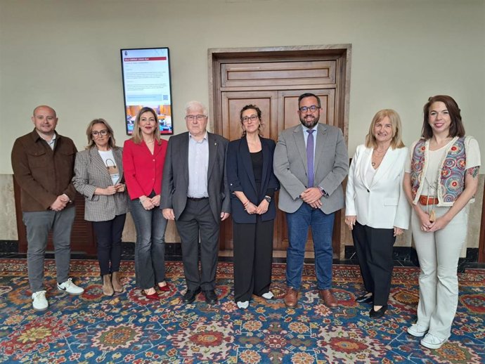 Imagen de la directora del INSST en el centro de la imagen.