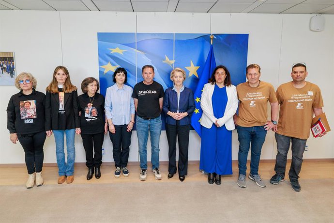 Representantes de las tres principales asociaciones de víctimas de la DANA durante una reunión con las presidenta de la Comisión Europea, Ursula Von der Leyen (5d), a 13 de mayo de 2025, en Bruselas (Bélgica). Las asociaciones de víctimas de la dana busca