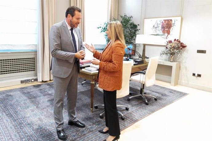 Archivo - El ministro de Transportes y Movilidad Sostenible, Óscar Puente, y la alcaldesa de Granada, Marifrán Carazo, en imagen de archivo