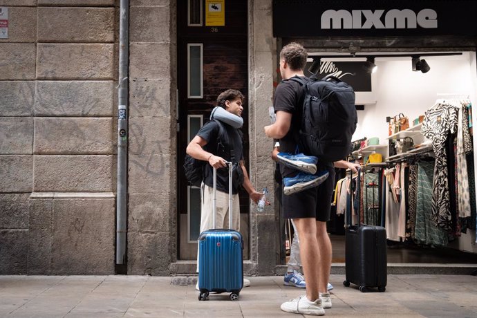 Archivo - Dos turistes amb maletes al centre de Barcelona
