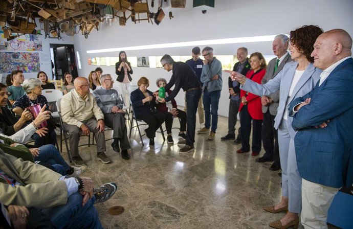 La Diputación impulsa talleres culturales para personas con alzhéimer utilizando los objetos de la colección de l'ETNO