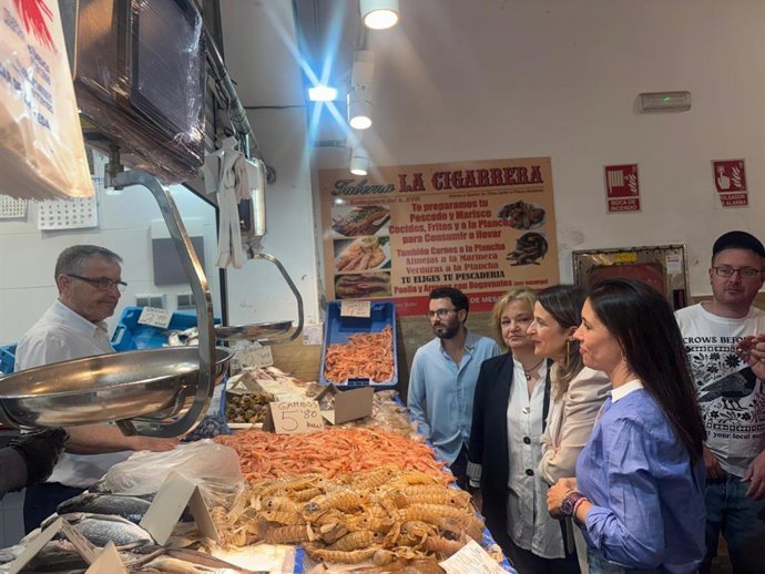 Carmen Pérez, Auxiliadora Izquierdo y María José de Alba en la plaza de abastos de Sanlúcar.