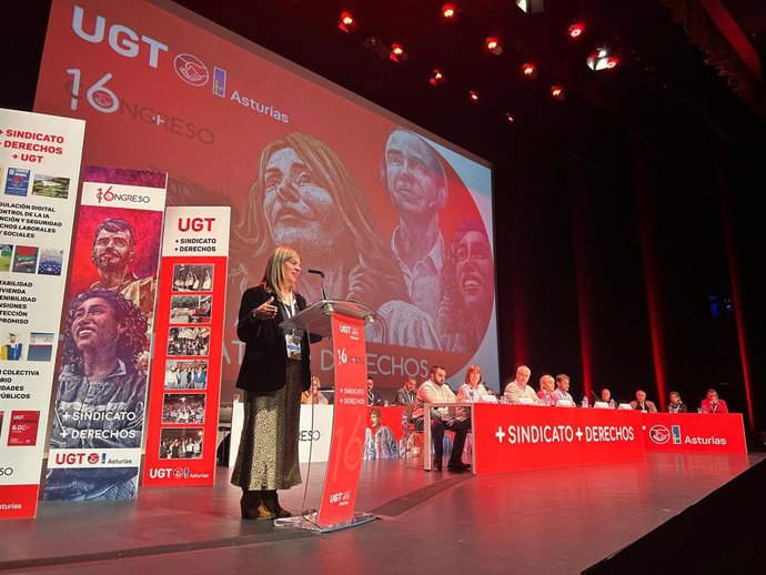 La vicepresidenta del Principáu, Gimena Llamedo, nel Congresu de UGT Asturies.  