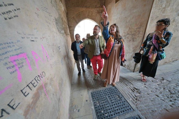 Visita del PSOE con vecinos en el Arco de las Pesas