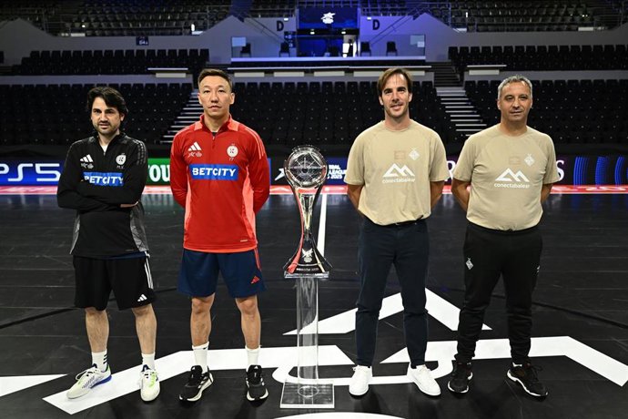 Antonio Vadillo (primero por la derecha) antes de la final de la Liga de Campeones de fútbol sala 24-25