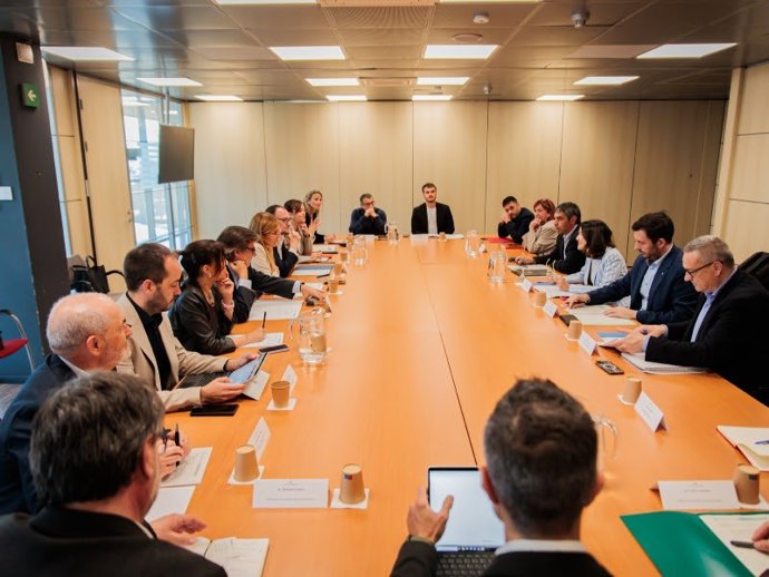 Reunión entre la consellera de Interior y Seguridad Pública, Núria Parlon, y la Associació de Municipis de l'Arc Metropolità de Barcelona