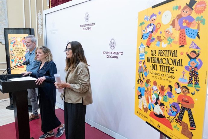 La teniente de alcalde de Cultura del Ayuntamiento de Cádiz, Maite González, presentando el XLI Festival Internacional del Títere 'Ciudad de Cádiz', que se desarrollará del 20 al 25 de mayo en la capital gaditana.