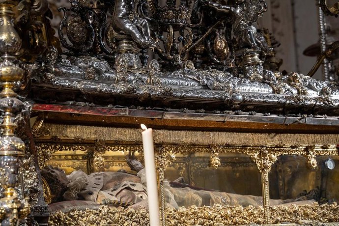 Archivo - Urna con los restos del Rey Fernando III, en la capilla Real de la Catedral.