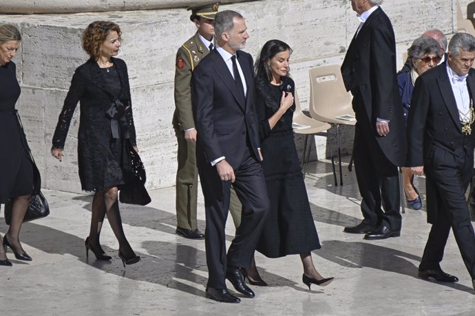 El Rey Felipe VI y la Reina Letizia a su llegada al funeral del Papa, en la plaza de San Pedro, a 26 de abril de 2025, en Ciudad del Vaticano. El Papa Francisco I, fallecido el 21 de abril a los 88 años, ha sido velado por unas 250.000 personas en la Basí