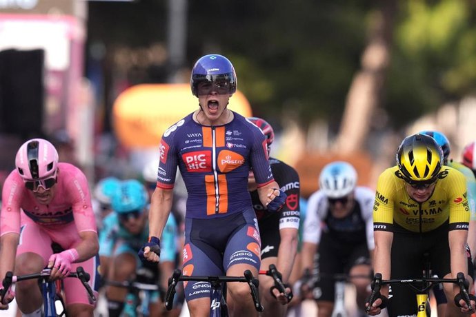 El ciclista neerlandés Casper van Uden (Team Picnic PostNL) ha ganado este martes la cuarta etapa del Giro de Italia, disputada entre Alberobello (Pietramadre) y Lecce sobre 189 kilómetros