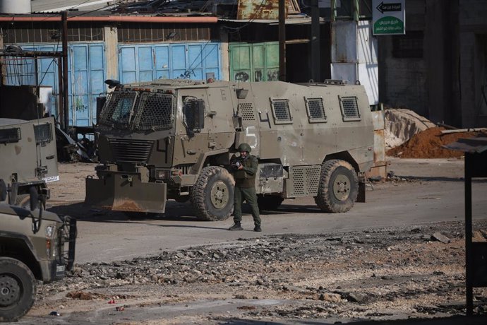 Archivo - 07 January 2025, Palestinian Territories, Tubas: Israeli military forces conduct a raid in the Fara camp for Palestinian refugees near the West Bank city of Tubas. Photo: Mohammed Nasser/APA Images via ZUMA Press Wire/dpa