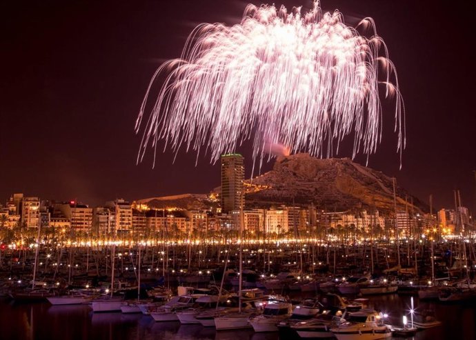 Archivo - Palmera de fuegos artificiales de Alicante