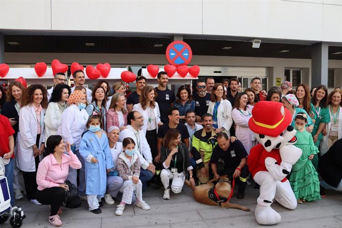 El Hospital Reina Sofía celebra el Día del Niño Hospitalizado destacando la humanización de la asistencia.
