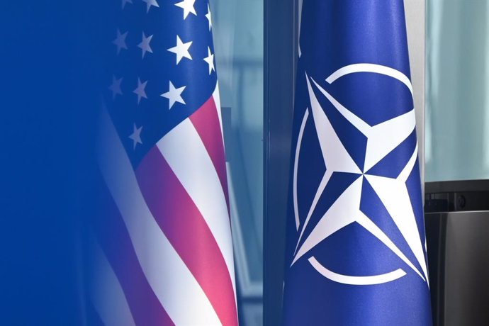 Archivo - 03 April 2025, Belgium, Brussels: The US flag and the NATO flags stand side by side at NATO headquarters in Brussels. Photo: Anna Ross/dpa