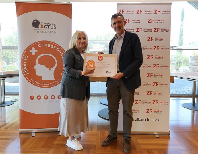 Momento de la entrega del distintivo.