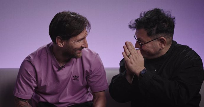 El jugador argentino Leo Messi y el artista contemporaneo Refik Anadol.