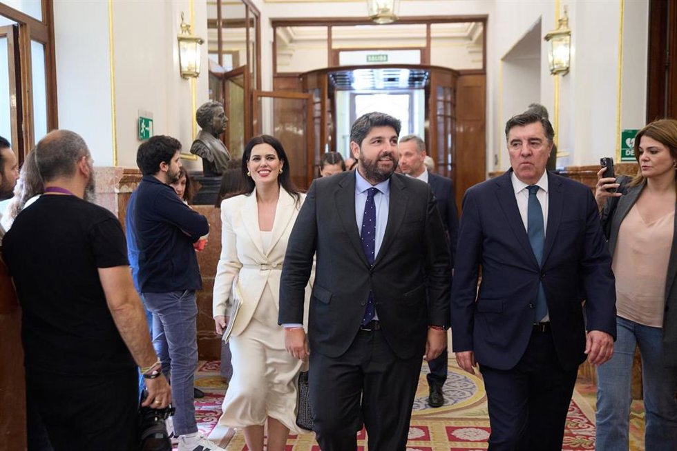 El presidente de la Región de Murcia, Fernando López Miras (2d), a su llegada a una sesión plenaria en el Congreso de los Diputados, a 13 de mayo de 2025, en Madrid (España). El Congreso debate y vota hoy la propuesta del Partido Popular para reformar l
