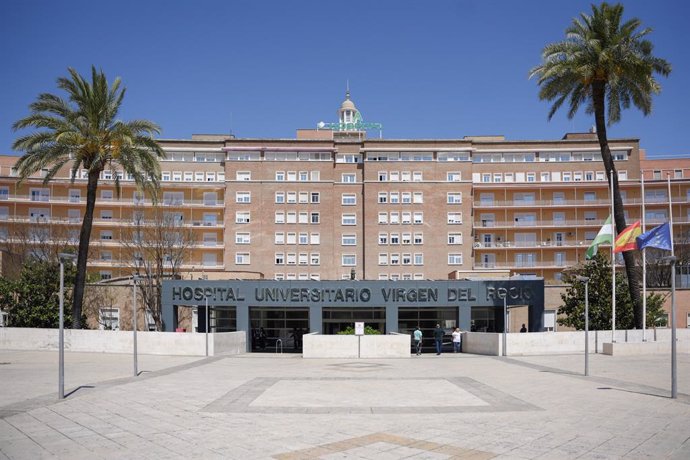 Fachada del Hospital VIrgen del Rocío durante el apagón eléctrico. A 29 de abril de 2025, en Sevilla (Andalucía, España).Un apagón eléctrico ha asolado España, Portugal y parte de Francia a las 12.30h. de la mañana. Sin saber aún las causas concretas del 