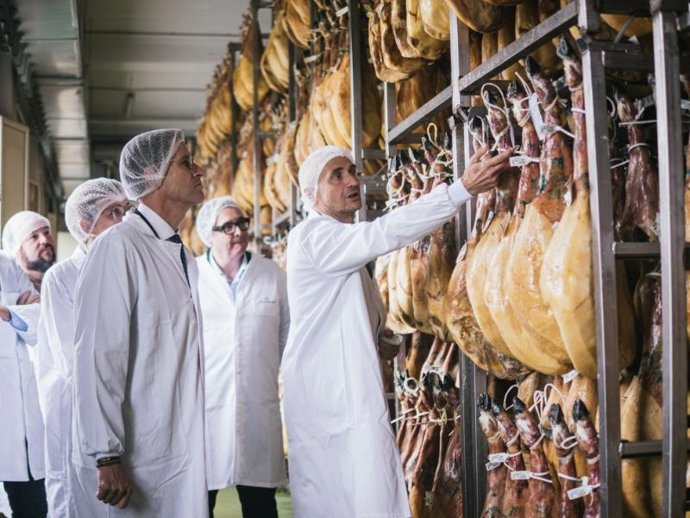 El presidente de La Rioja, Gonzalo Capellán, acompañado por la consejera de Economía, Innovación, Empresa y Trabajo Autónomo, Belinda León,visita el grupo 'Monte Nevado'en El Rasillo