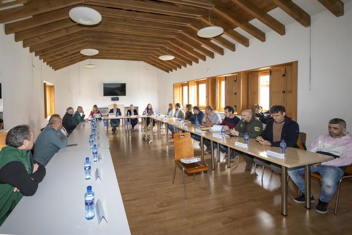 La consejera de Desarrollo Rural, Ganadería, Pesca y Alimentación, María Jesús Susinos, preside la reunión del Patronato del Parque Natural de los Collados del Asón.