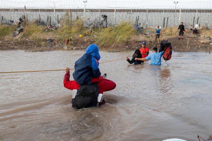 Archivo - Arquivo - Imagem de arquivo de migrantes cruzando a fronteira do México com os Estados Unidos.
