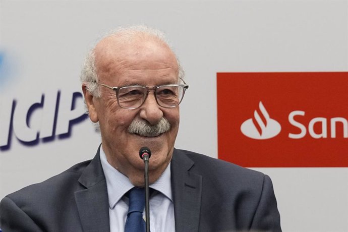 Archivo - Vicente del Bosque during the presentation of the Vicente del Bosque Football Academy 2025 at Santander Work Cafe on March 27, 2025, in Madrid, Spain.